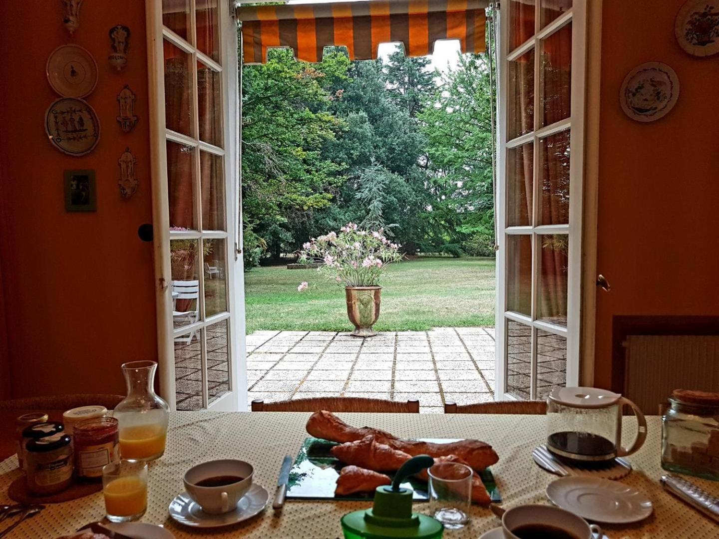 Les Allees Du Chateau Le Mazeau Buitenkant foto